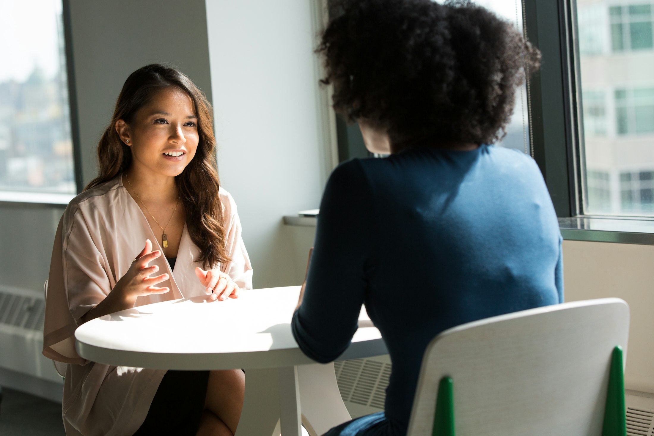 Coach in een 1-op-1 gesprek met een coachee
